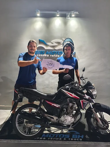 Cliente recebendo a chave da moto seminova comprada na Big Motos BH