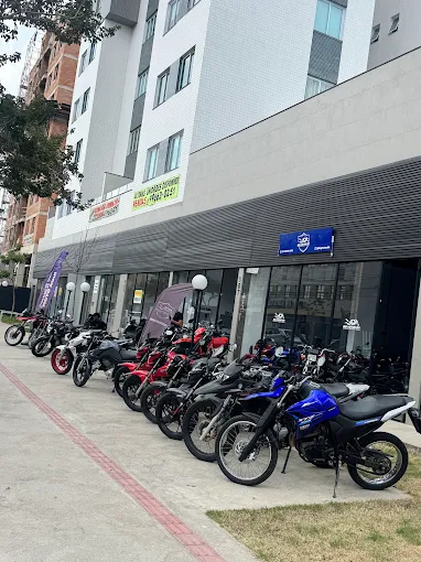 Motos expostas na calçada da Big Motos BH no bairro Planalto