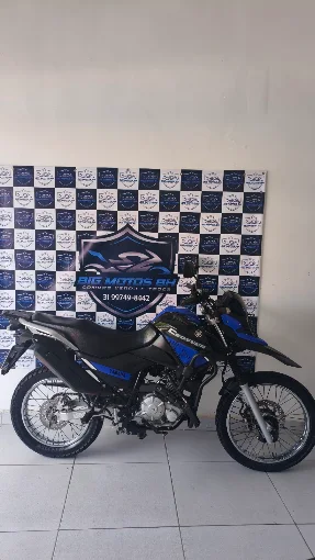 Moto trail seminova azul exposta no showroom da Big Motos BH