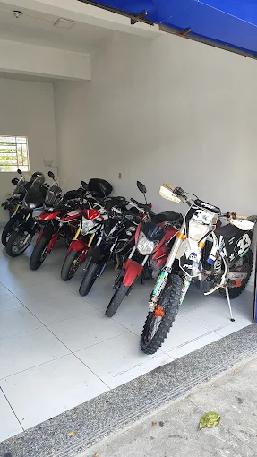 Motos seminovas alinhadas no interior da loja Big Motos BH