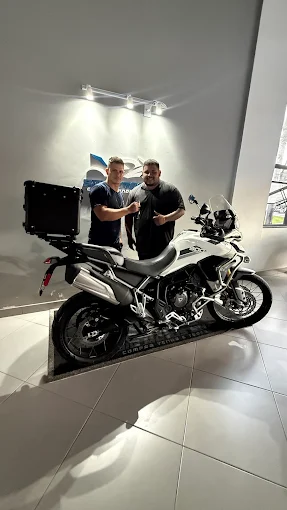 Entrega de big trail branca para cliente na Big Motos BH